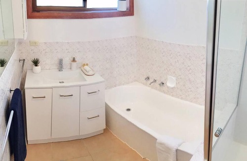 Norlane Apartamento | FERNLY BFast, Pets, WiFi Nflx AC Walk2Pizza Liquor Deli,