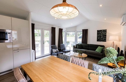 Lageweg Chalet De Esquí | ✓ Ferox at Parc de IJsselhoeve ✓ Holiday home for 5 persons ✓ Located in Nieuwerkerk aan den IJssel (Zuid-Holland) ✓ Holiday park next to the IJssel ✓ Book directly through the park