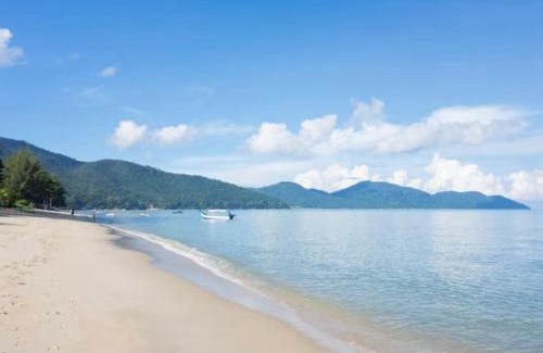 Batu Ferringhi Casa | FERRINGHI RESORT 5-BEDROOM with POOL, BBQ SET, WiFi, Netflix & WALK to BEACH