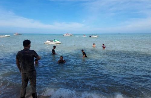 Batu Ferringhi Casa | FERRINGHI RESORT 5-BEDROOM with POOL, BBQ SET, WiFi, Netflix & WALK to BEACH