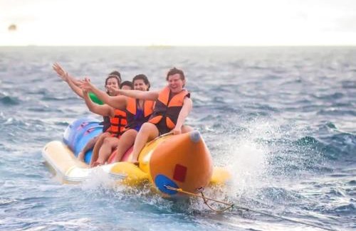 Batu Ferringhi Casa | FERRINGHI RESORT 5-BEDROOM with POOL, BBQ SET, WiFi, Netflix & WALK to BEACH