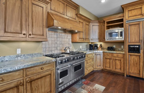 North Park City Cabaña | Festive Dates Available! Luxury Ski-in, Ski-out Cottage with private Hot Tub