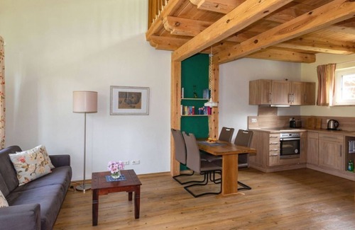 Burg-Dorf Apartamento | Fewo 1, Schlafgalerie, Wz/küchenz., Du/wc - Froschkönig Ferienhaus und Ferienwohnungen