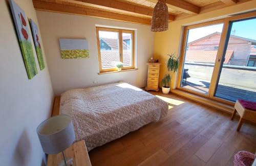 Unterallgau Apartamento | FeWo "Alpakaleben" im ökologischen Holzhaus mit traumhafter Aussicht und Alpakas