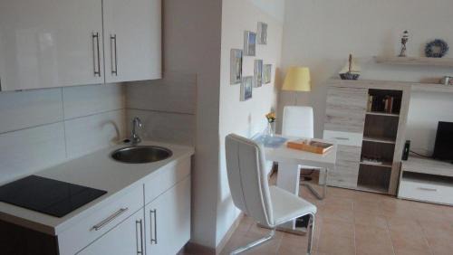 Ueckermuende Apartamento | FEWO-fuer-2-Pers-Hafenblick-2-Ueckermuende-Stettiner-Haff-Ostsee-direkt-Yachthafen