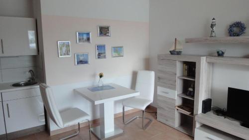 Ueckermuende Apartamento | FEWO-fuer-2-Pers-Hafenblick-2-Ueckermuende-Stettiner-Haff-Ostsee-direkt-Yachthafen
