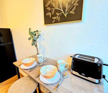 Bad Apartamento | Fewo Honey, ganze Ferienwohnung mit 3 Schlafzimmern, Waschmaschine,Businesswohnung, Monteurzimmer