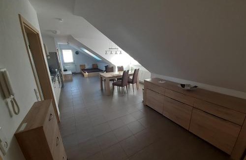 Sulzbach am Main Apartamento | Fewo Steinhohle, DG 45qm, 1 Schlafzimmer & 1 Wohn-Esszimmer mit Bett