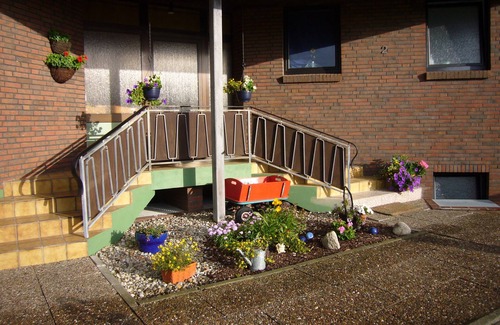 Neuharlingersiel Apartamento | FEWO2 para familias, también con un perro, vista del dique y un corto paseo a la playa.