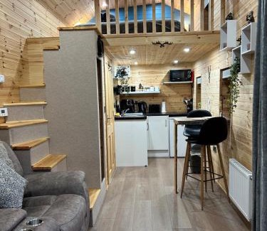 Fivemilebourne Apartamento | Fiadh Rua Cabin - with Private Outdoor Hottub Pet Friendly