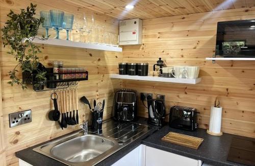 Fivemilebourne Apartamento | Fiadh Rua Cabin - with Private Outdoor Hottub Pet Friendly