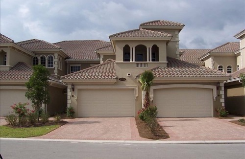 Naples Condominio | Fiddlers 'Creek Varenna Lakeside lujo con Ascensor Privado