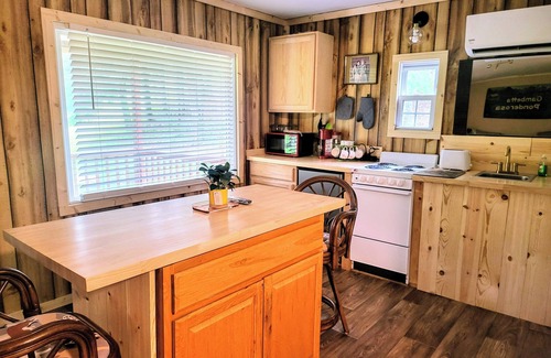 Galax Cabina | Fiddlers Pond Cabin, Galax Va, New River Trail & Fishing. PET FRIENDLY