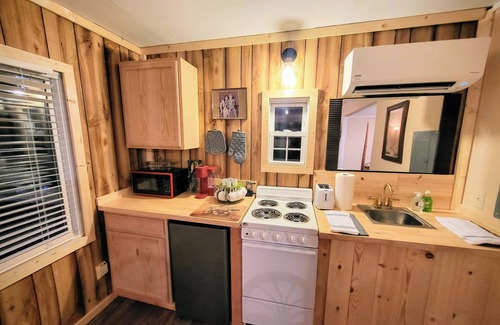Galax Cabina | Fiddlers Pond Cabin, Galax Va, New River Trail & Fishing. PET FRIENDLY