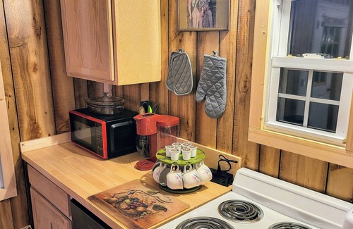Galax Cabina | Fiddlers Pond Cabin, Galax Va, New River Trail & Fishing. PET FRIENDLY
