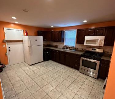 Newark Casa | Fidelia Garnet Room, Queen Bed Minutes from Newark Liberty International Airport and Newark Penn Station