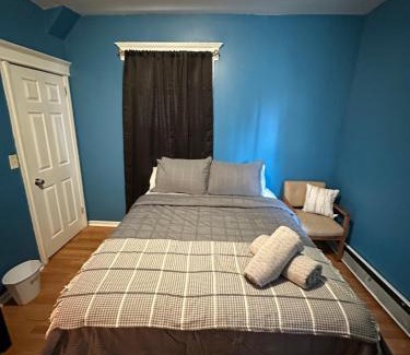 Newark Casa | Fidelia Jade Room Queen Bed Minutes from Newark Liberty International Airport and Newark Penn Station