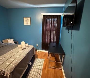 Newark Casa | Fidelia Jade Room Queen Bed Minutes from Newark Liberty International Airport and Newark Penn Station