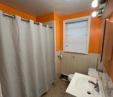 Newark Casa | Fidelia Jade Room Queen Bed Minutes from Newark Liberty International Airport and Newark Penn Station