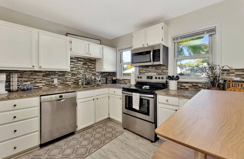 Wichita Casa | *Fido's Favorite* 2BD/1Bath ~Fully Fenced Retreat~