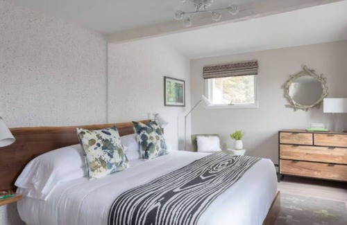 Stowe Area Hotel | Field Guide Lodge | Modern Escape Close to Slopes, Hikes & Dining
