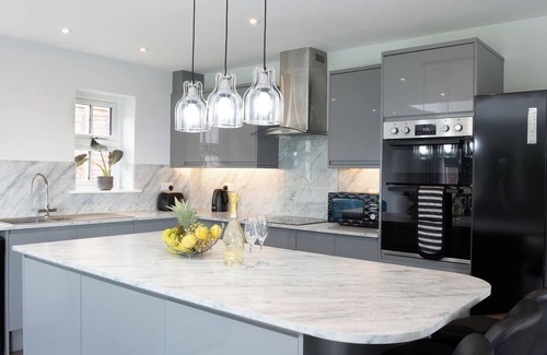 Winshill Casa | Field View 5-Bed House - free parking