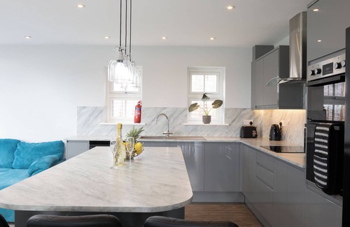 Winshill Casa | Field View 5-Bed House - free parking