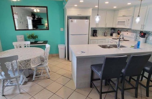 South Padre Island Condominio | Fiesta Sol #110 2 Bedroom Home by RedAwning