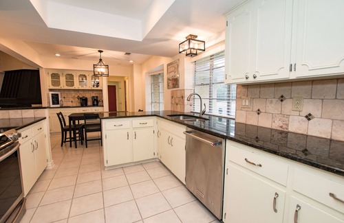 Whispering Oaks Casa | Fiesta Texas, Riverwalk, Pearl-5 Bdrm-4 Kings-Golf,Ping-Pong-4 TVs-Hi-Spd WIFI