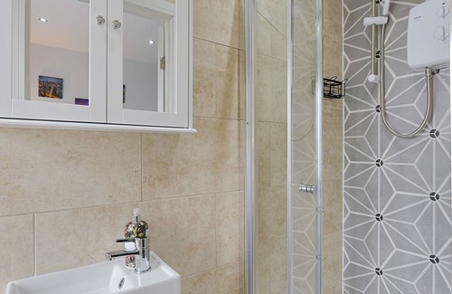 Hanger Hill Apartamento | Fifty Shades Modern Apartment in Central with 1 bed En-Suite w/free parking