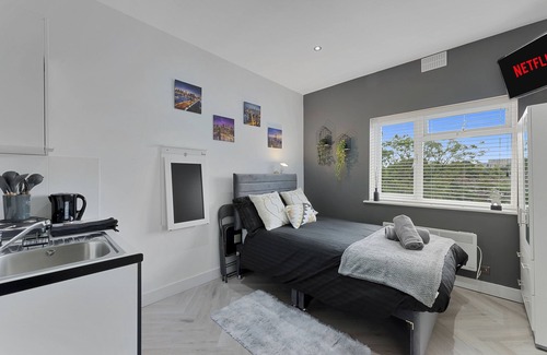 Hanger Hill Apartamento | Fifty Shades Modern Apartment in Central with 1 bed En-Suite w/free parking