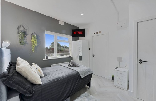 Hanger Hill Apartamento | Fifty Shades Modern Apartment in Central with 1 bed En-Suite w/free parking