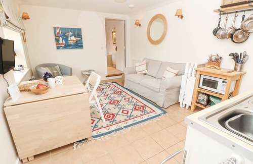 Newport Cabaña | FIG COTTAGE, pet friendly, character holiday cottage in Brighstone