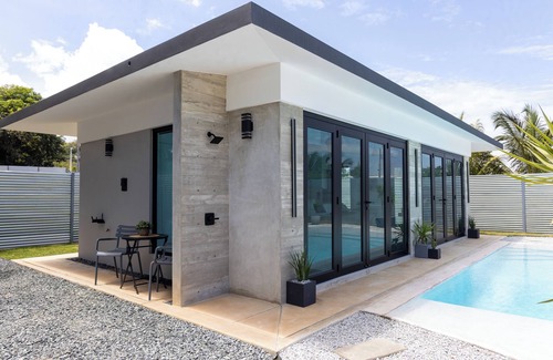 Yeguada Villa | FIJI at BRUSI Villa Romántica con piscina estilo playa (Para parejas).