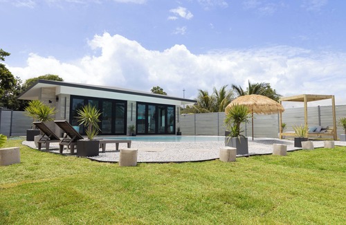 Yeguada Villa | FIJI at BRUSI Villa Romántica con piscina estilo playa (Para parejas).