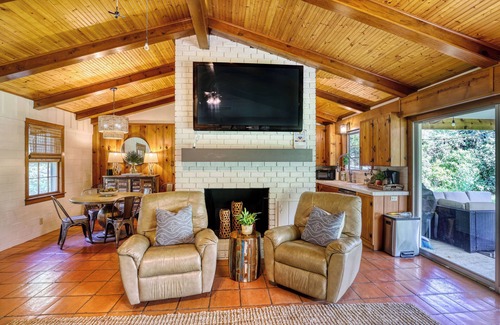 Seguin Casa | Fika on The Guadalupe- a charming RIVERFRONT retreat that sleeps 13.
