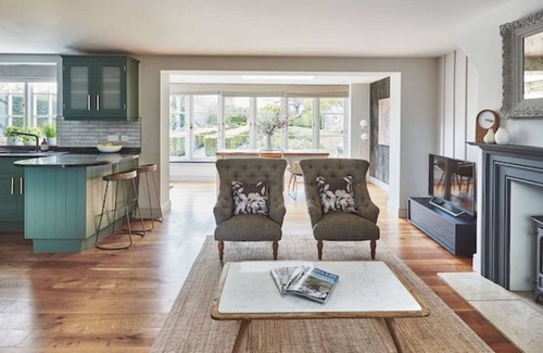 Cranbrook Cabaña | Filbert cottage, log fire and tennis court
