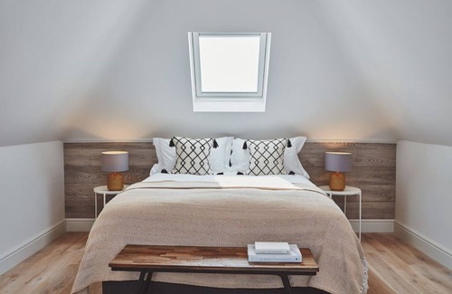 Cranbrook Cabaña | Filbert cottage, log fire and tennis court