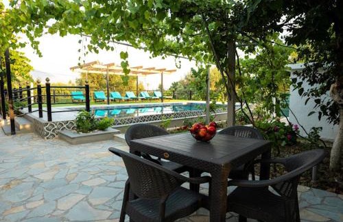 Albanian Riviera Apartamento | FILIPPOS Traditional Villa-2 luxury Apartments whith Exclusive Pool & Garden Views