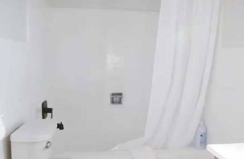 Fillmore Apartamento | Fillmore Lodge: One King Room with Lowest Rates!
