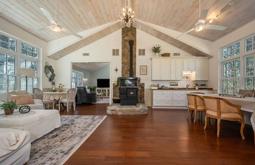 Lynn Casa | Fin and Fig Farmhouse | Pet-Friendly, Mountaintop Farmhouse | Scenic Views and Hot Tub
