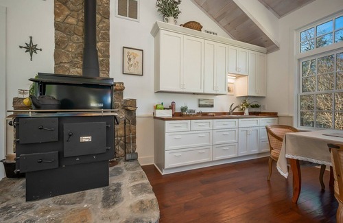 Lynn Casa | Fin and Fig Farmhouse | Pet-Friendly, Mountaintop Farmhouse | Scenic Views and Hot Tub