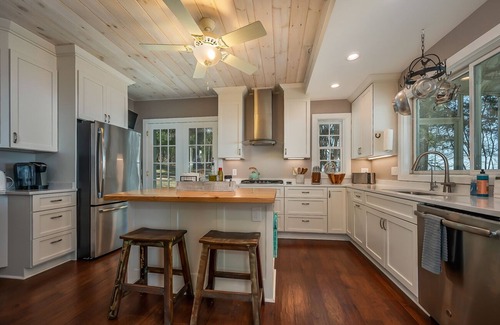 Lynn Casa | Fin and Fig Farmhouse | Pet-Friendly, Mountaintop Farmhouse | Scenic Views and Hot Tub