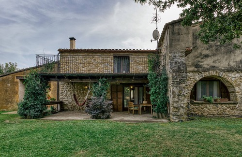 Sant Ferriol Villa | Finca "Can L'Hospitalet" con piscina privada, terrazas privadas y Wi-Fi