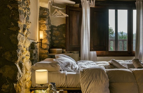 Sant Ferriol Villa | Finca "Can L'Hospitalet" con piscina privada, terrazas privadas y Wi-Fi