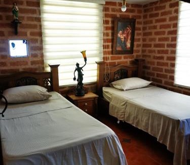 Sopetran Casa | Finca con forma de castillo y piscina en Sopetrán
