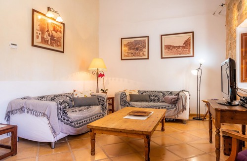 Manacor Villa | Finca "Es Rafalet - Sa Buhardilla" con vistas a la montaña, piscina, Wi-Fi, A/C, terrazas y jardín
