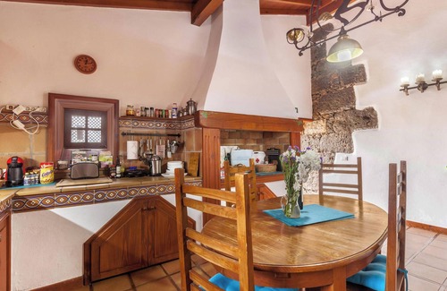 Tacoronte Villa | Finca "Los Viñedos Casa Rural" con vistas al mar, piscina compartida, Wi-Fi, terraza y jardín