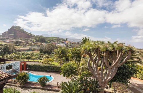 Tacoronte Villa | Finca "Los Viñedos Casa Rural" con vistas al mar, piscina compartida, Wi-Fi, terraza y jardín