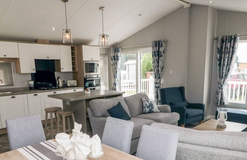 Cayton Bay Cabina | FINCH 49, family friendly, country holiday cottage in Cayton